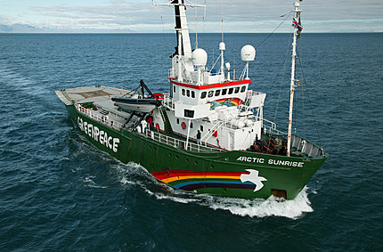 На судно Greenpeace с вертолета высадились вооруженные российские пограничники
