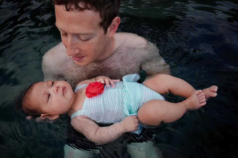 Şeful Facebook a postat o fotografie de milioane; Îşi învaţă fiica să înoate
