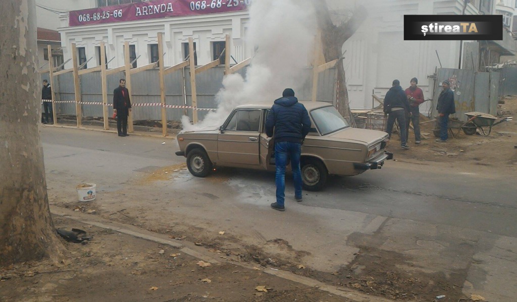 На одной из столичных улиц загорелся автомобиль
