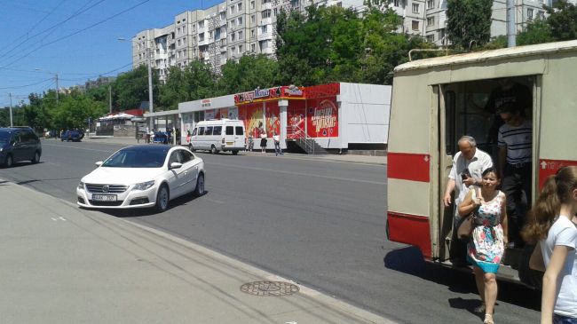 Невоспитанный водитель возмутил прохожих на Чеканах