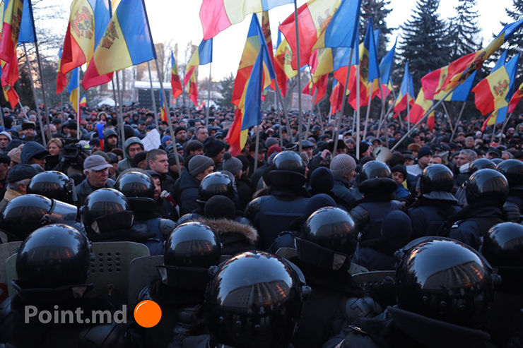 Молдавская оппозиция протестует у парламента