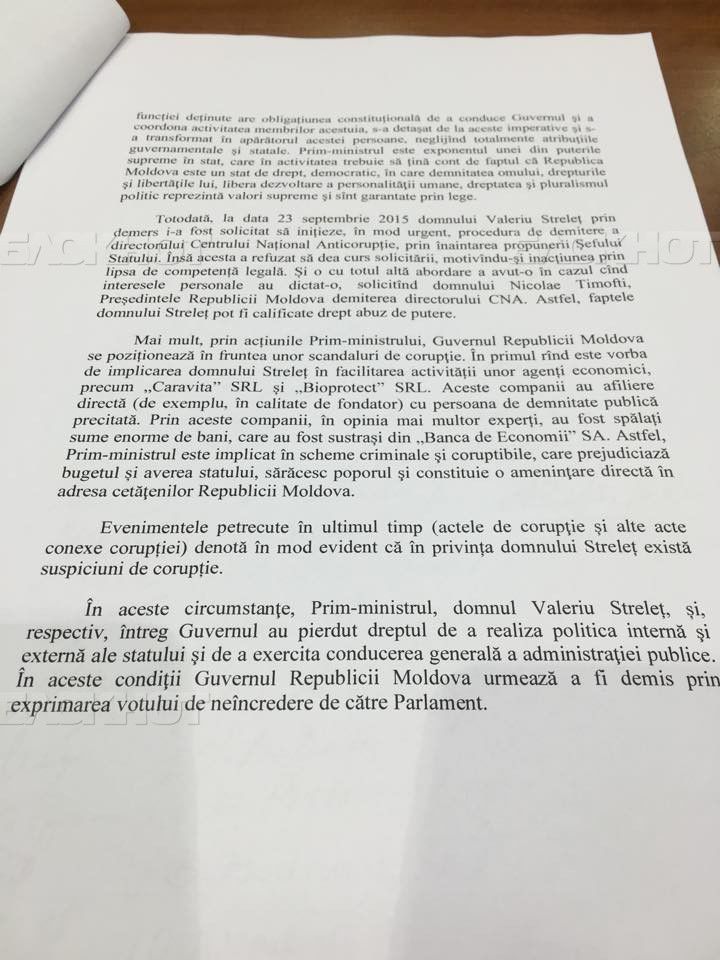 Социалисты и коммунисты выдвинули вотум недоверия правительству Стрельца