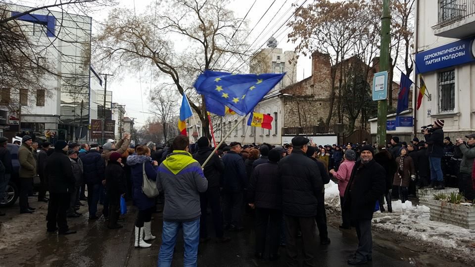 Офис Демпартии окружили сотни полицейских