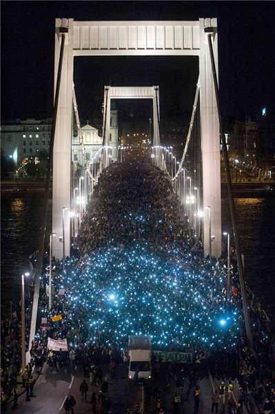 Толпы протестующих наводнили города Венгрии