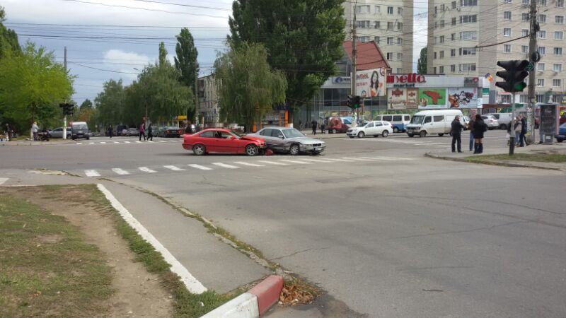 Două mașini de model BMW s-au ciocnit la Buiucani