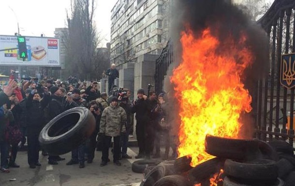 Бойцы батальона "Айдар" начали жечь покрышки и штурмовать Минобороны Украины из-за решения о расформировании