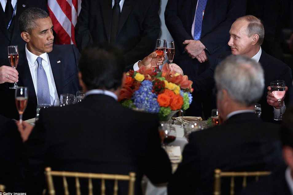 Obama a ciocnit un pahar cu șampanie cu Putin