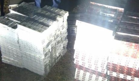 В брошенном автомобиле полиция обнаружила 3000 пачек сигарет