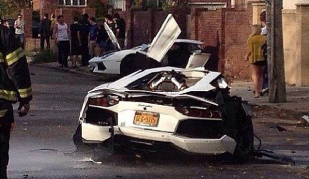 Lamborghini rupt în jumătate dupa ce lovește un copac!