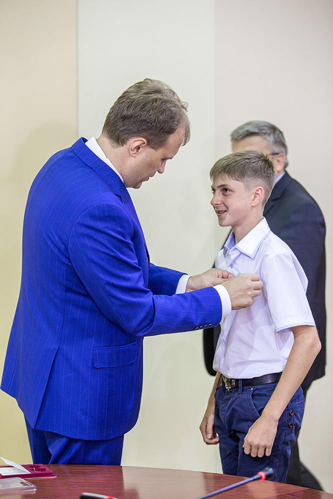 Евгений Шевчук вручил 13-летнему мальчику государственную награду