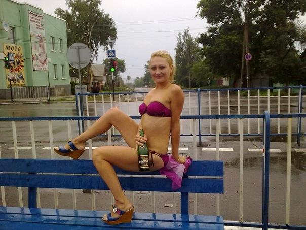 Ministrul regiunii separatiste Luhansk a pozat nud și cu alcool