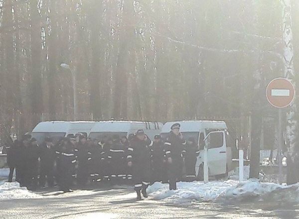 Resedinta de la Condrita, impanzita de oamenii legii: 8 microbuze cu politisti au ajuns la fata locului
