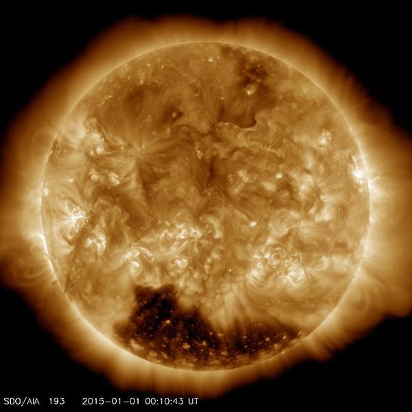 NASA обнаружило на Солнце огромную корональную дыру