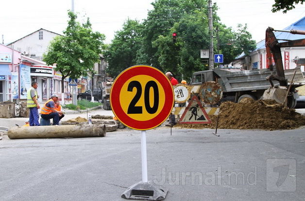 На столичной улице Василе Александри полным ходом идут ремонтные работы