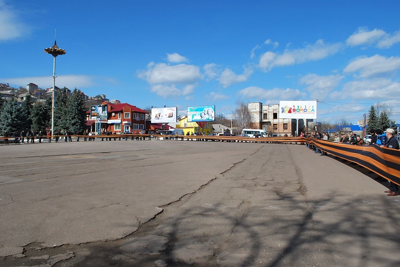 В Сороках растянули Георгиевскую ленту в 365 метров