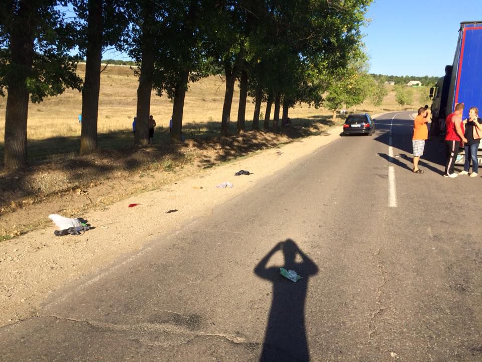A lovit în plin un TIR și a fugit de la locul accidentului