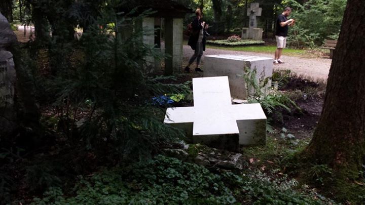 На могиле Бандеры в Мюнхене сломали крест, пытались ее раскопать