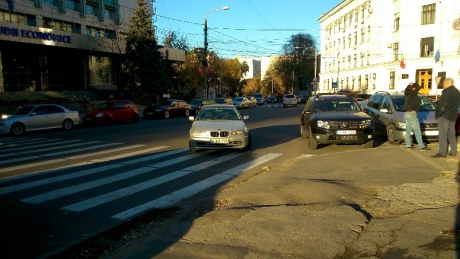 Один из столичных водителей взял за привычку парковаться на пешеходном переходе