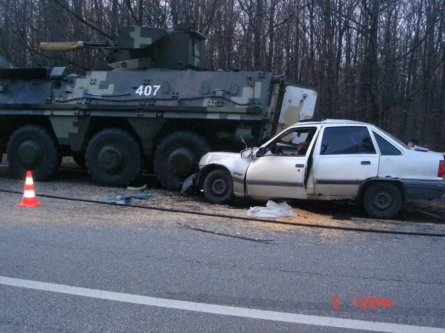 На Украине автомобиль врезался в БТР