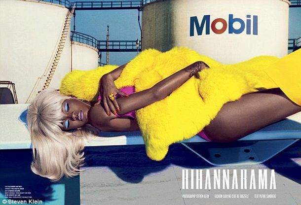Белокурая Рианна снялась топлес для V Magazine