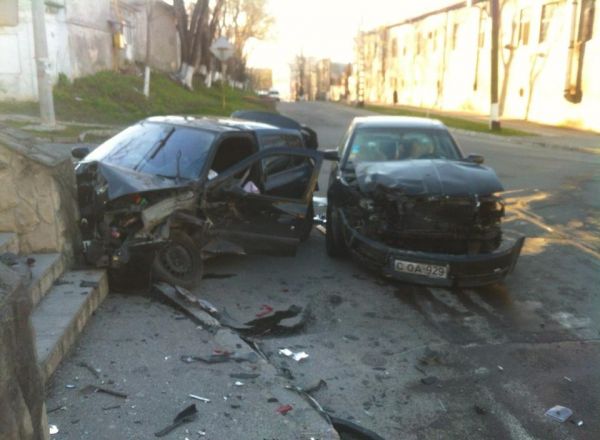O masina a ajuns intr-un zid de piatra dupa ce s-a ciocnit violent cu un alt automobil