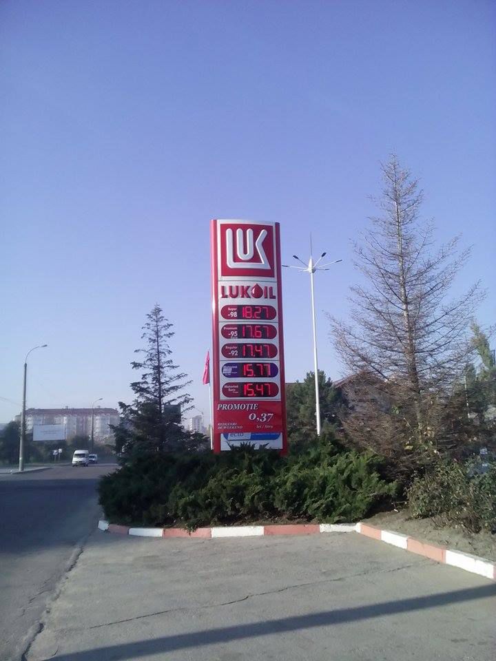 Două companii petroliere anunță prețuri mai mici pentru benzină și motorină