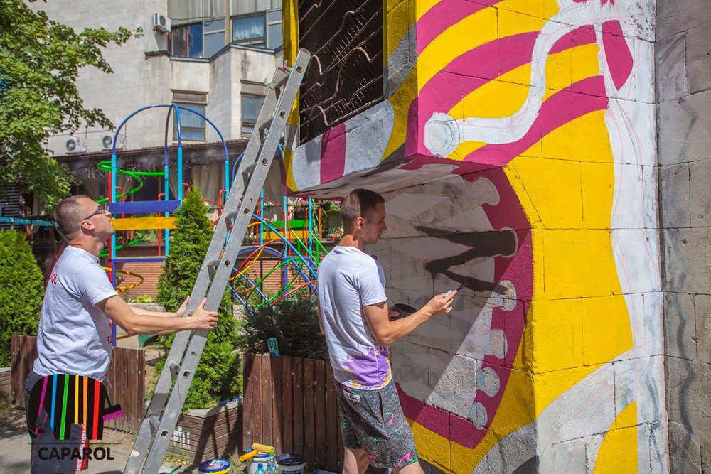 Cel mai mare obiect de artă din partea Chisinau Is Me - Adidaşii