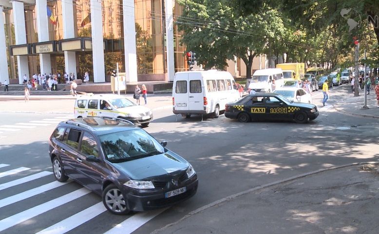 Ambuteiaj în capitală! Două mașini s-au ciocnit chiar lîngă Palatul Republicii