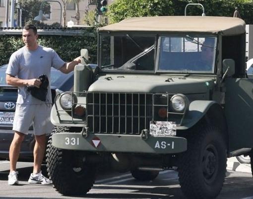 Шварценеггер покатал Кличко на армейском джипе