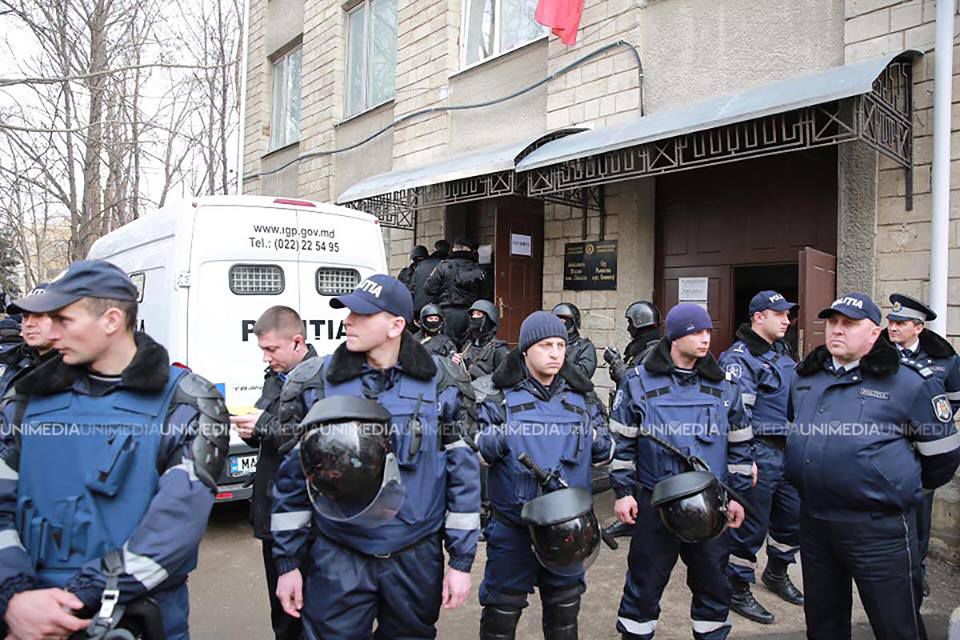 У суда на Рышкановке произошла потасовка протестующих с полицей