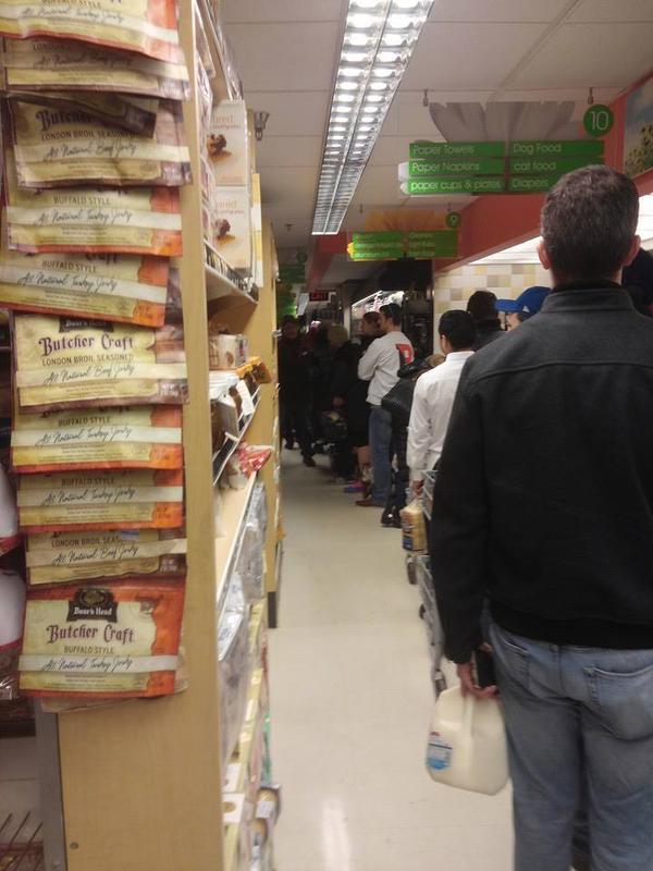 Жители Нью-Йорка в преддверии снегопада в ажиотаже скупают продукты