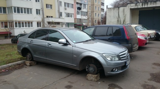 Proprietarul acestui Mercedes a inmarmurit cand si-a vazut masina
