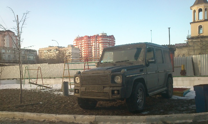 Водитель припарковался прямо на детской площадке