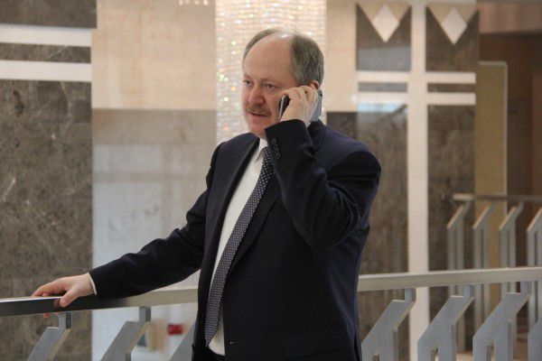 Deputatul moldovean care vorbește la trei telefoane concomitent