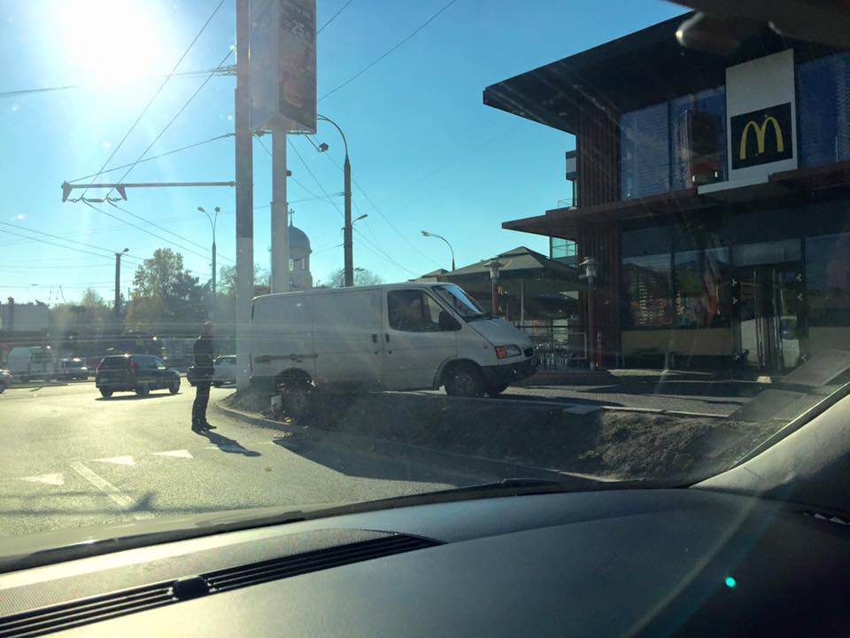 Accident în Chișinău. Un microbuz a ieșit de pe carosabil
