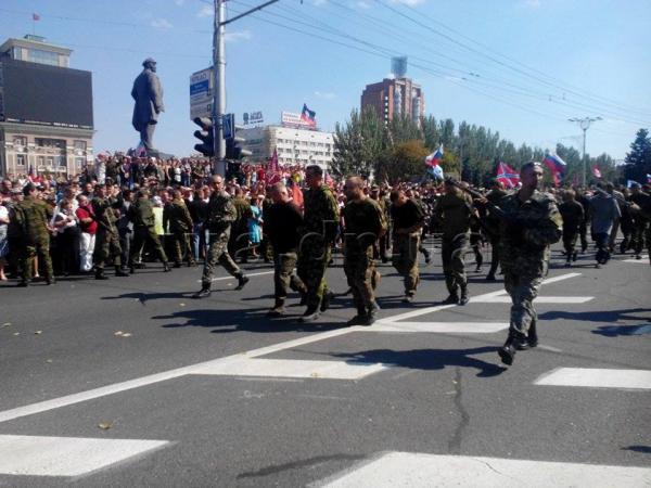 Ополченцы провели по центру Донецка пленных силовиков