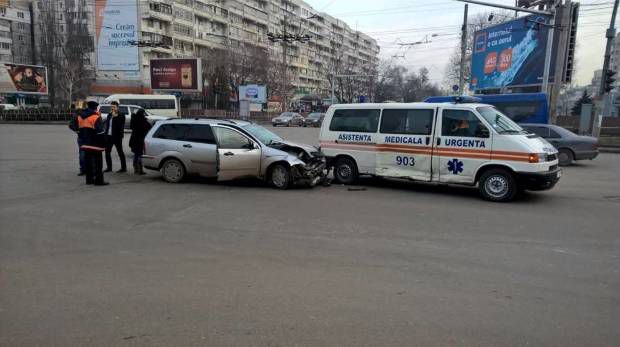 Ambulanță cu girofarul inclus, lovită de o mașină în centrul capitalei