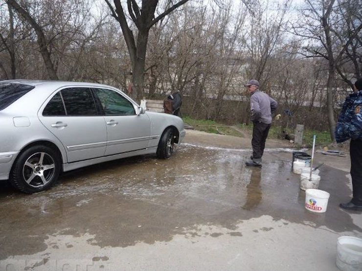 На берегу реки Бык водители организовали импровизированную автомойку