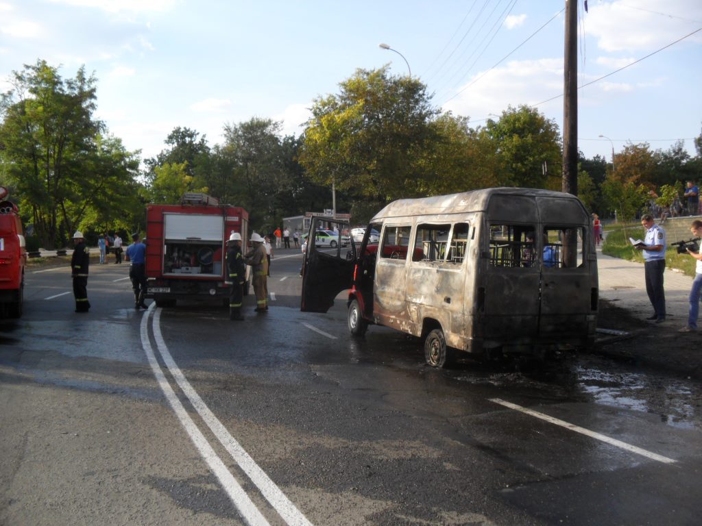Incendiu la Ciocana: S-a aprins un microbuz