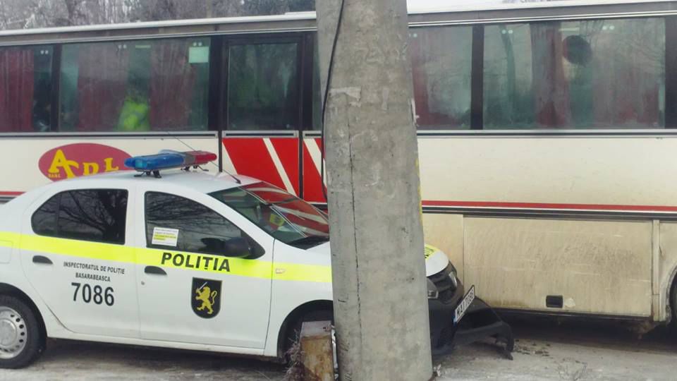 O maşină a poliţiei a fost avariată