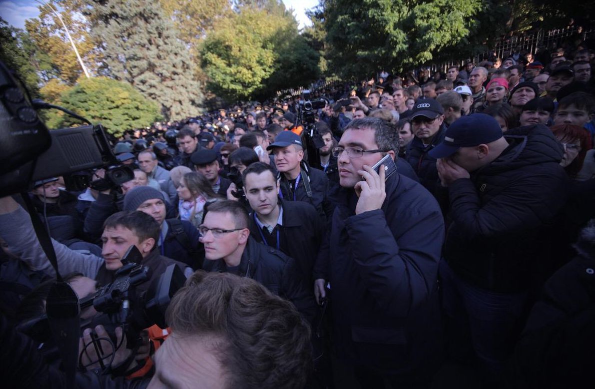 Люди окружили здание парламента, чтобы не дать сбежать Филату