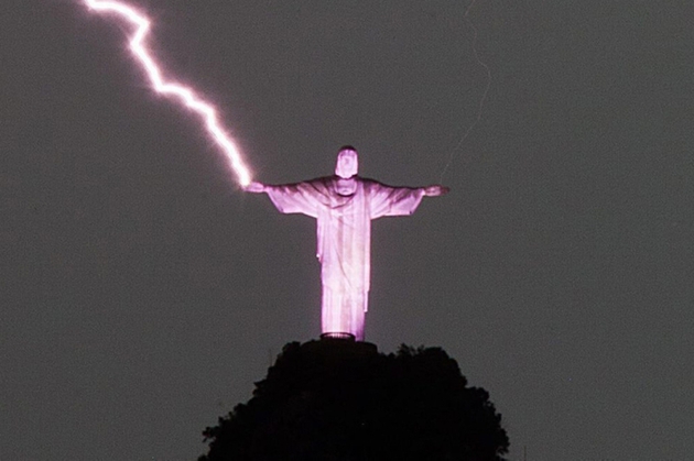 Un fulger a rupt un deget al statuii lui Iisus din Rio de Janeiro