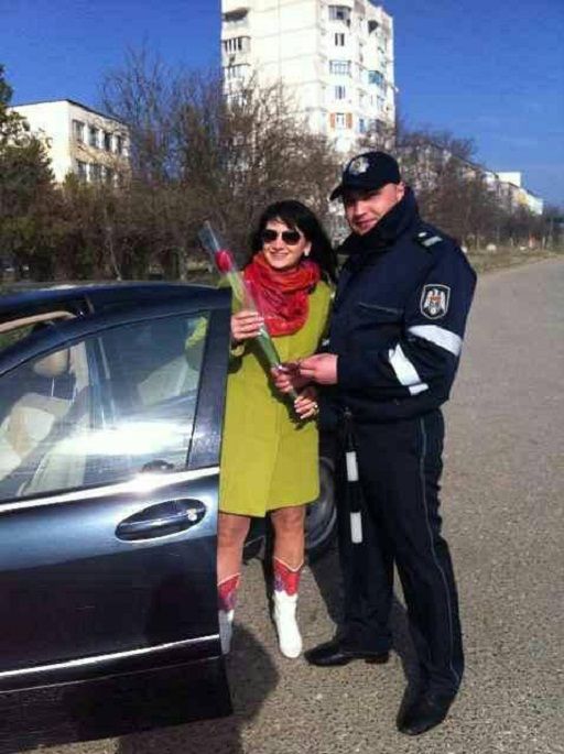 De 8 Martie, poliţiştii de patrulare au oferit femeilor flori