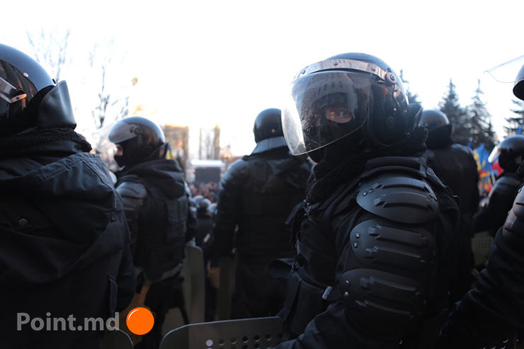 Молдавская оппозиция протестует у парламента