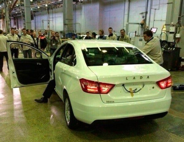 Появились первые фото "лучшего российского авто"