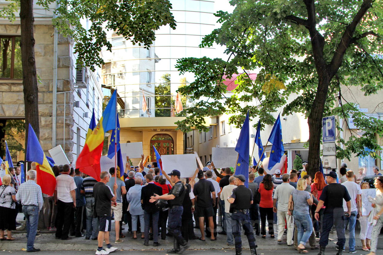 Протестующие пикетировали госучреждения