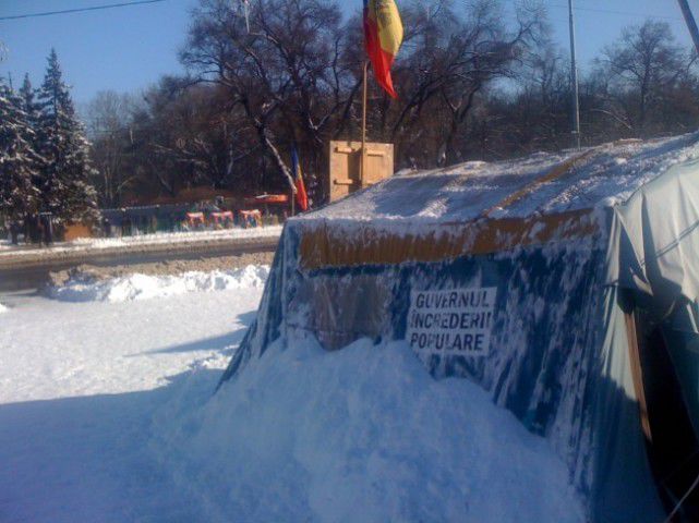 Палаточные городки в центре Кишинева живут в зимнем режиме