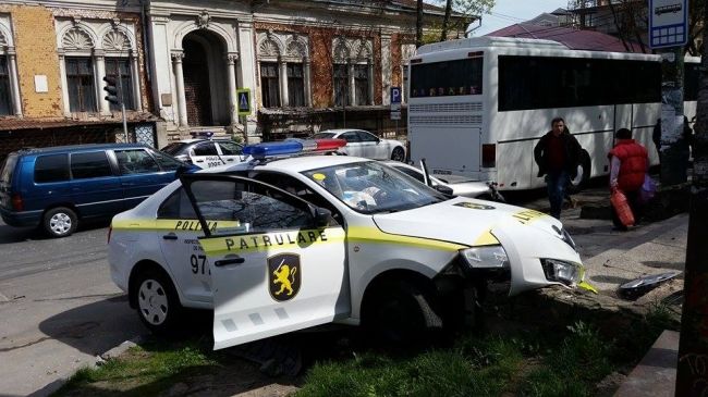 В центре Кишинева столкнулись Porsche и автомобиль полиции