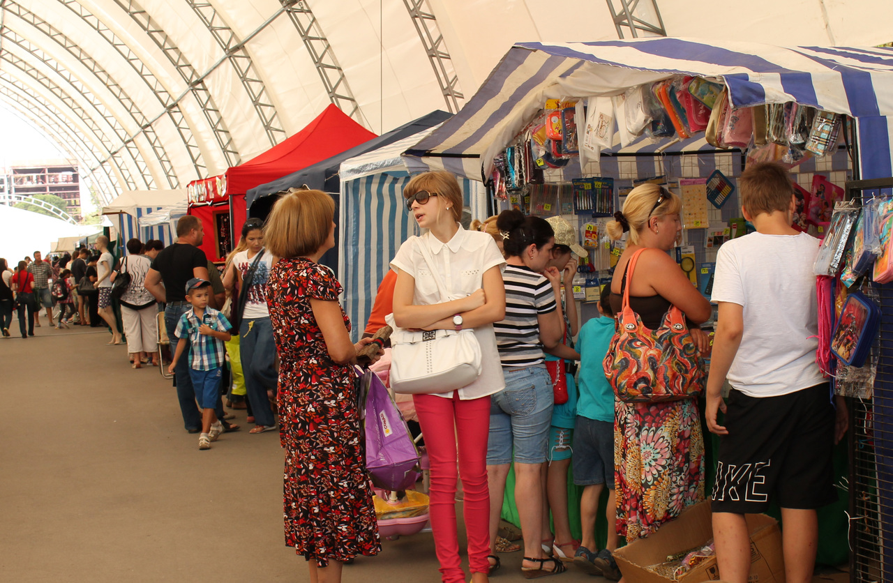 Iarmarocul școlăresc de la „Moldexpo”, prea departe pentru cumpărători