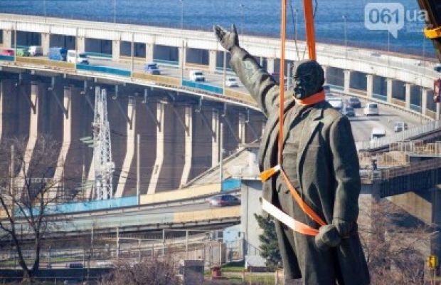 В Запорожье под гимн Украины снесли крупнейший памятник Ленину